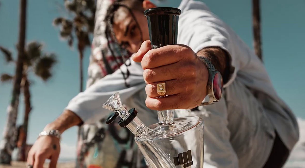 Snoop Dogg Pounds Bong