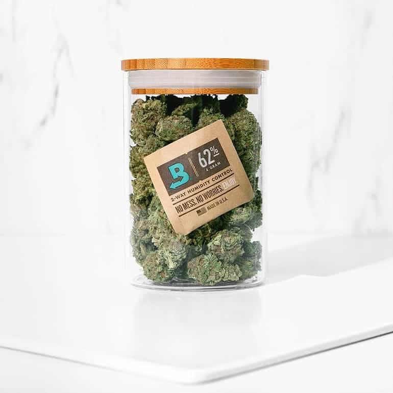 62-boveda-4-gram-pack-uk-individually-overwrapped-front-lifestyle