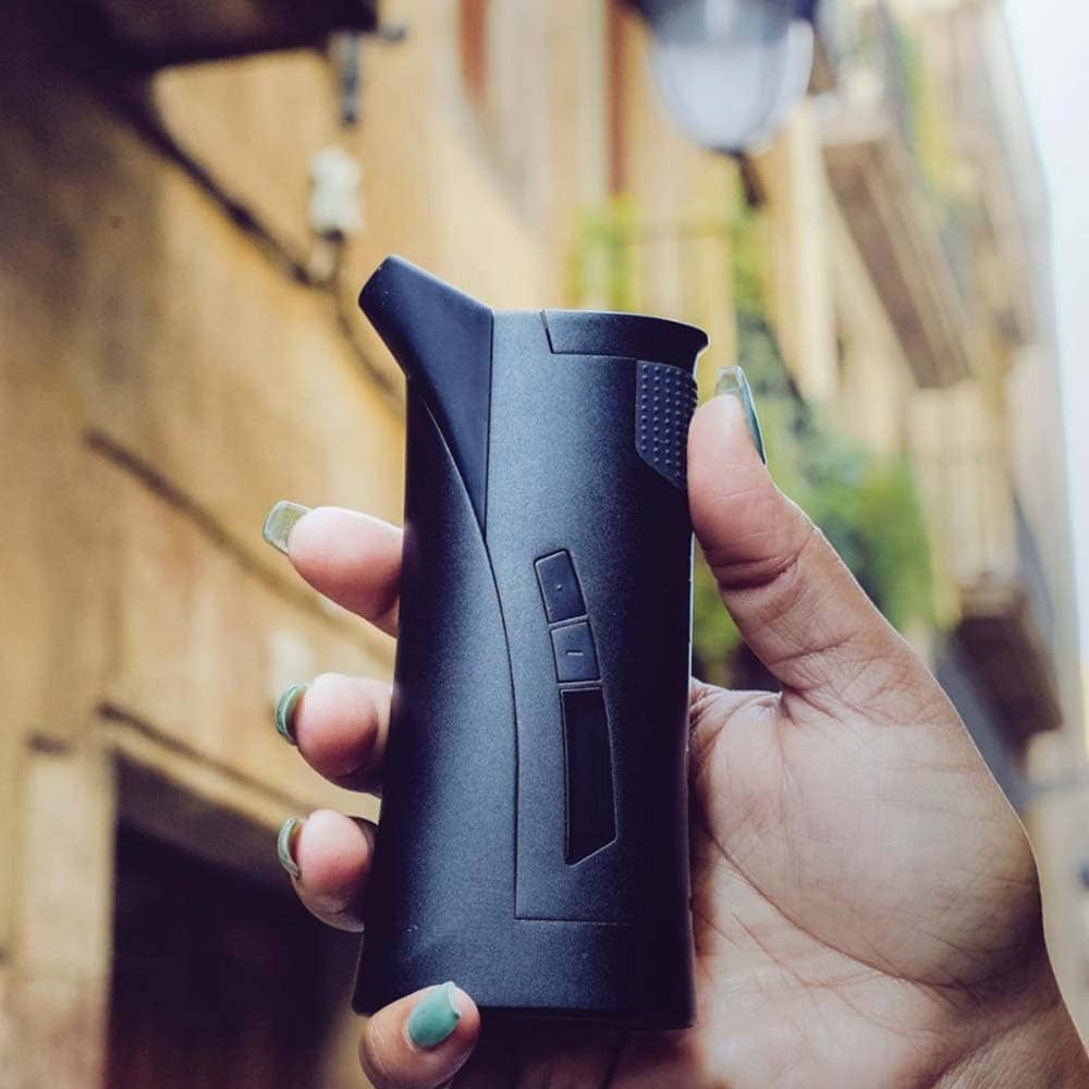 G pen Roam vaporizer size in hand